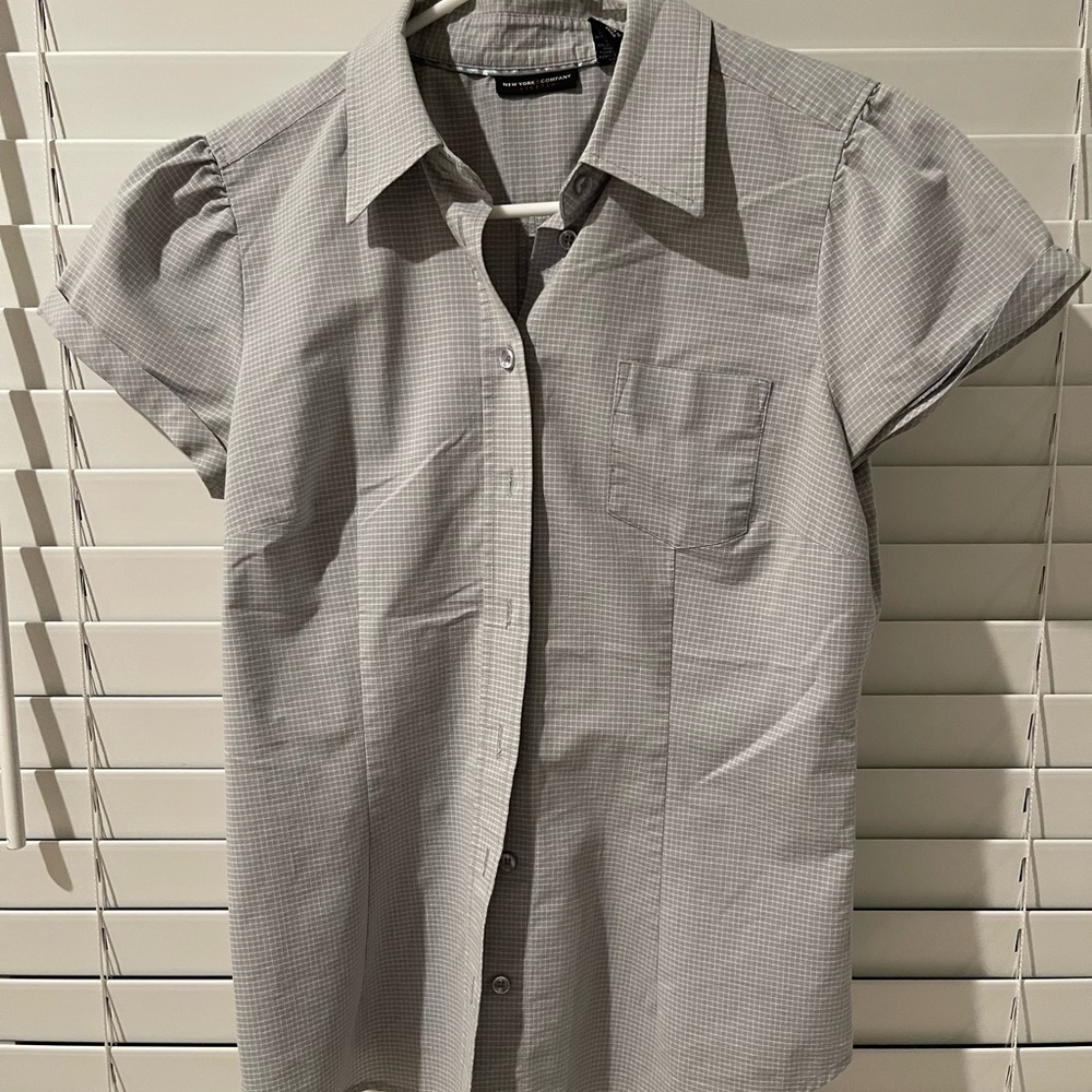 New York & Company Women’s Gray Short Sleeve Shirt